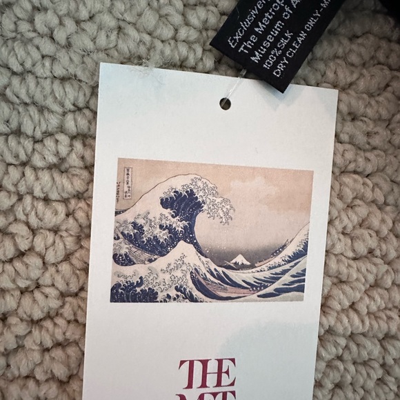 NWT 100% Silk Scarf from the Metrop Museum of Art Hokusai Great Wave - Picture 4 of 5